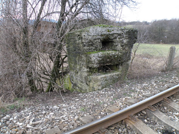 Jedna strana železničného uzáveru pri Trstíne poškodeného demoláciou priľahlého mostu nemeckou armádou.